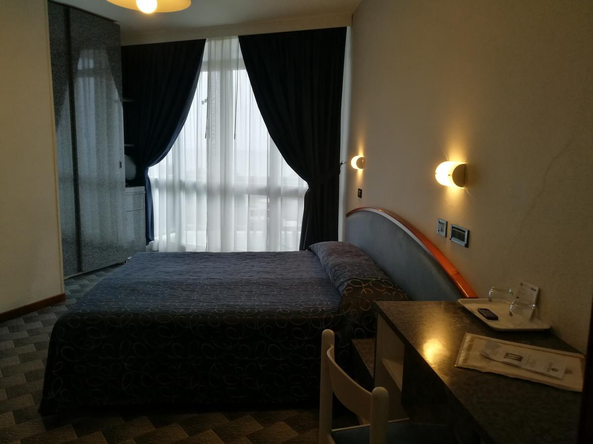 Hotel Meripol Alba Adriatica Exterior foto