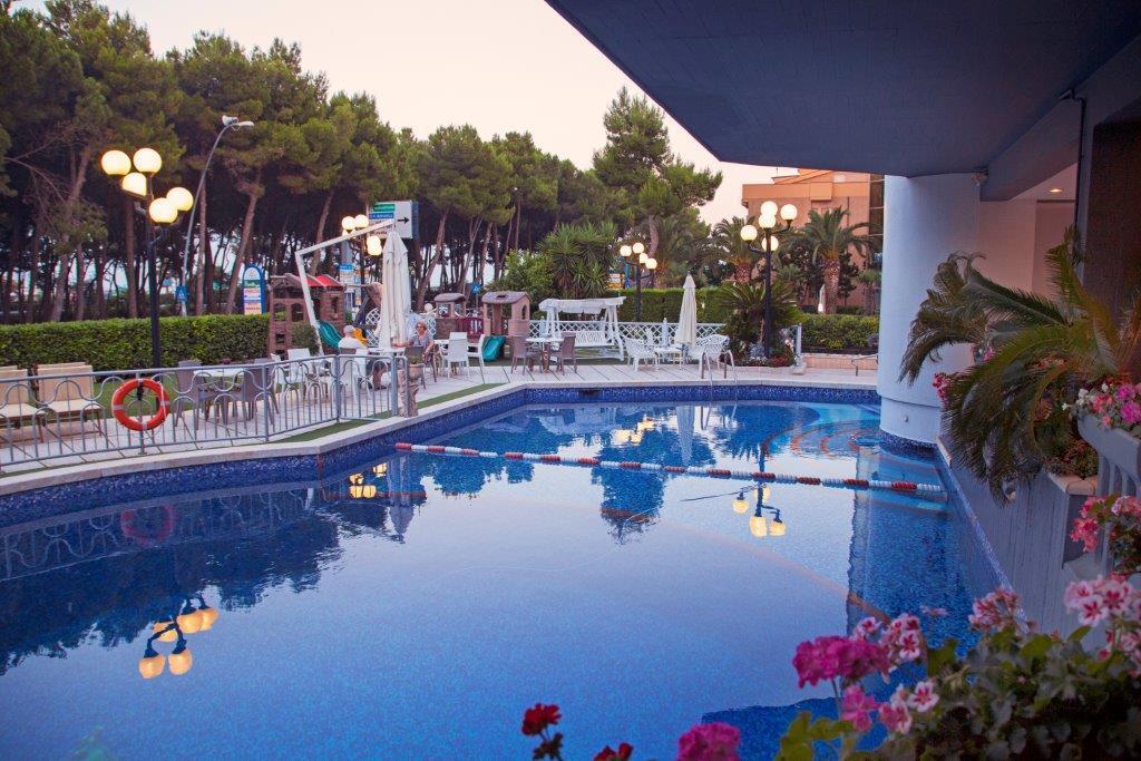 Hotel Meripol Alba Adriatica Exterior foto