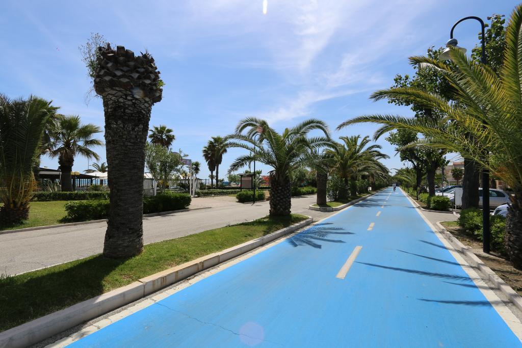Hotel Meripol Alba Adriatica Exterior foto